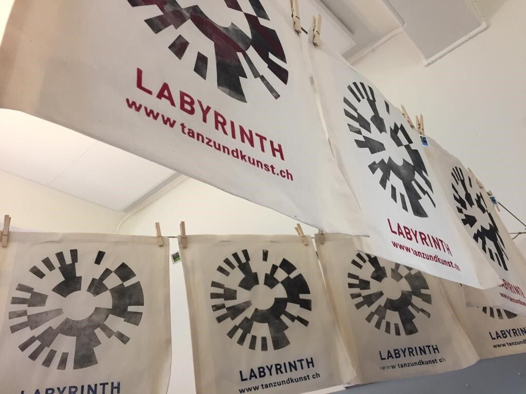 Tkk-E.-11.jpg – Taschenlabyrinth über den Köpfen der SchülerInnen