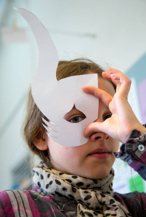 blick-2.jpeg – Workshop Camille Scherrer 01 Masken Primarschule Ländli 20200127 – Quelle: Foto@ElianeZgraggen 